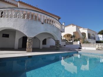 VERY SPACIOUS HOUSE WITH LARGE TERRACE AND PRIVATE POOL